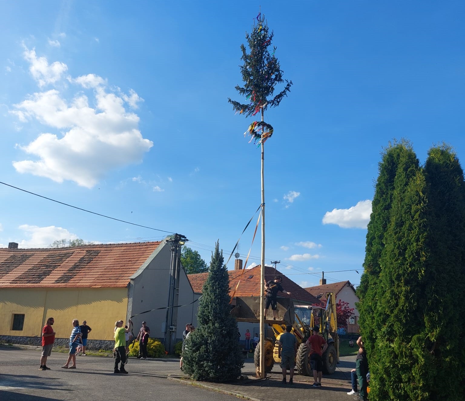 Fotka k článku  Stavění máje Mačkov